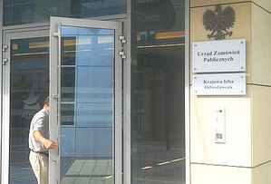 Ilustracja: UZP z umiarkowanym optymizmem o pozacenowych kryteriach przetargowych