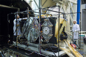 Ilustracja: Ostatnie satelity Galileo gotowe do startu <br />
Przygotowanie satelity Galileo do testu próżniowego