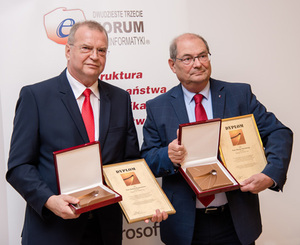 Ilustracja: Janusz Dygaszewicz laureatem 16. edycji Nagrody im. Marka Cara <br />
Na fot. od lewej: Janusz Dygaszewicz i Maciej Stroiński