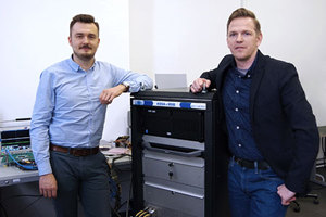 Ilustracja: Zielone światło ESA dla polskich projektów nawigacyjnych <br />
Na fot. od lewej: Maciej Paśnikowski i Karol Brzostowski odpowiedzialni za projekty GNSS w Astri Polska