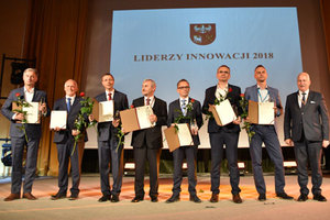 Ilustracja: OPEGIEKA liderem innowacji <br />
Liderzy innowacji 2018. Czwarty z lewej prezes OPEGIEKA Florian Romanowski (fot. Wrota Warmii i Mazur)