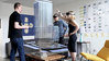 Ilustracja: Pierwszy deweloper zakłada cyberokulary HoloLens