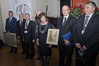 Ilustracja: <b class=pic_title>Jubileusz 95-lecia Wydziału Geodezji i Kartografii Politechniki Warszawskiej</b> <br />
<br />
<b class=pic_description>Prof. Alina Maciejewska i przedstawiciele Konwentu Dziekanów Wydziałów Geodezyjnych</b> <br />
<br />
<b class=pic_author>fot.  Damian Czekaj, Katarzyna Pakuła-Kwiecińska</b><br />
<br />
