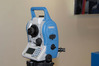 Ilustracja: <b class=pic_title>Targi INTERGEO 2014 ? tachimetry</b> <br />
<br />
<b class=pic_description>Spectra Precision Focus 6+, czyli ulepszony model Focus 6. Różni się m.in. pojemniejszą pamięcią i modułem Bluetooth</b> <br />
<br />
<b class=pic_author>fot.  Jerzy Królikowski</b><br />
<br />
