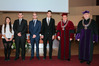 Ilustracja: <b class=pic_title>Inauguracja roku akademickiego na Wydziale Geoinżynierii, Górnictwa i Geologii Politechniki Wrocławskiej</b> <br />
<br />
<b class=pic_description>Czworo najlepszych kandydatów przyjętych na pierwszy rok studiów na kierunek geodezja i kartografia z dziekanem prof. Wojciechem Ciężkowskim (pierwszy z prawej) oraz prorektorem prof. Eugeniuszem Rusińskim (drugi z prawej)</b> <br />
<br />
<b class=pic_author>fot.  Krzysztof Mazur</b><br />
<br />
