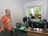 Ilustracja: <b class=pic_title>Główny informatyk BGiK powoli adaptuje się do nowych warunków</b> <br />
<br />
<b class=pic_author>fot.  JP</b><br />
<br />
