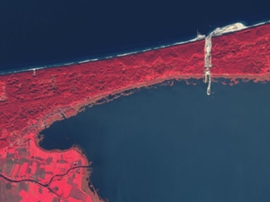 Ilustracja: POLSA zapowiada kolejne wsparcie administracji w wykorzystaniu danych satelitarnych <br />
Przekop przez Mierzeję Wiślaną [Contains modified Copernicus Sentinel data (2020)]