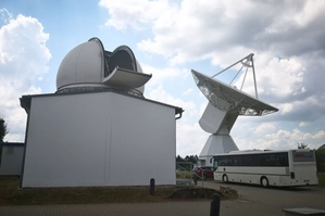 Ilustracja: Laserowe pomiary odległości do satelitów i Księżyca będą dokładniejsze <br />
Teleskop laserowy oraz antena do interferometrii wielobazowej VLBI i obserwacji pozagalaktycznych kwazarów w Obserwatorium Geodezyjnym Wettzell (Fot. Krzysztof Sośnica)