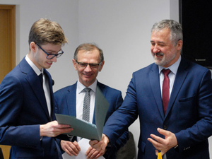 Ilustracja: Autorzy najlepszych prac dyplomowych z nagrodami <br />
Laureat I miejsca w kategorii prac magisterskich Maciej Grzymała z prezesem SGP dr. hab. Januszem Walo oraz GGK dr. hab. Waldemarem Izdebskim