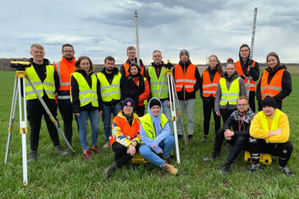 Ilustracja: Studenci z Wrocławia kontynuują monitoring deformacji w Marklowicach <br />
Członkowie SKN Geodetów