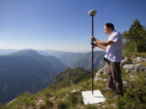 Ilustracja: Dlaczego nowe stacje ASG-EUPOS obsługują tylko 3 systemy GNSS?