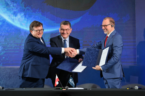 Ilustracja: W Polsce ruszy Centrum Inkubacji Biznesowej ESA <br />
Od prawej: Josef Aschbacher (ESA), Cezariusz Lesisz i Sebastian Dąbski(ARP)