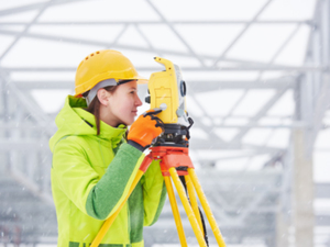 Ilustracja: Ilu geodetów uprawnionych przybyło w 2023 r.? <br />
Fot. Industrial Photograph przez Canva.com