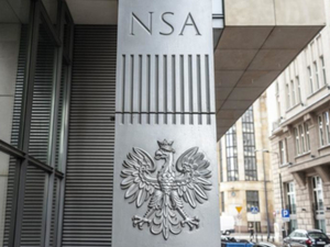 Ilustracja: GGK zgadza się z wyrokiem WSA ws. pytań egzaminacyjnych, ale i tak się od niego odwołuje <br />
Wejście do Naczelnego Sądu Administracyjnego (fot. Grzegorz Krzyżewski BRPO)