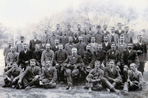 Ilustracja: Casus rodu Linsenbarthów. Polacy na ziemi kijowskiej na przełomie XIX i XX wieku <br />
Pracownicy Działu Głównego Mechanika w cukrowni w Szamrajówce. Pośrodku siedzi w fotelu dziadek autora Józef Linsenbarth (w długich butach, z kapeluszem na kolanach), Szamrajówka, ok. 1895 r.
