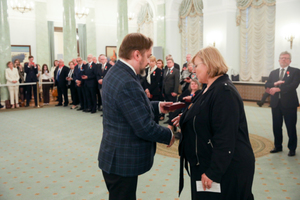 Ilustracja: Krzyż Kawalerski Orderu Odrodzenia Polski dla prof. Borkowskiego <br />
Odznaczenie przyznane Andrzejowi Borkowskiemu odebrała żona zmarłego profesora Edyta Wenzel-Borkowska (fot. KPRP)